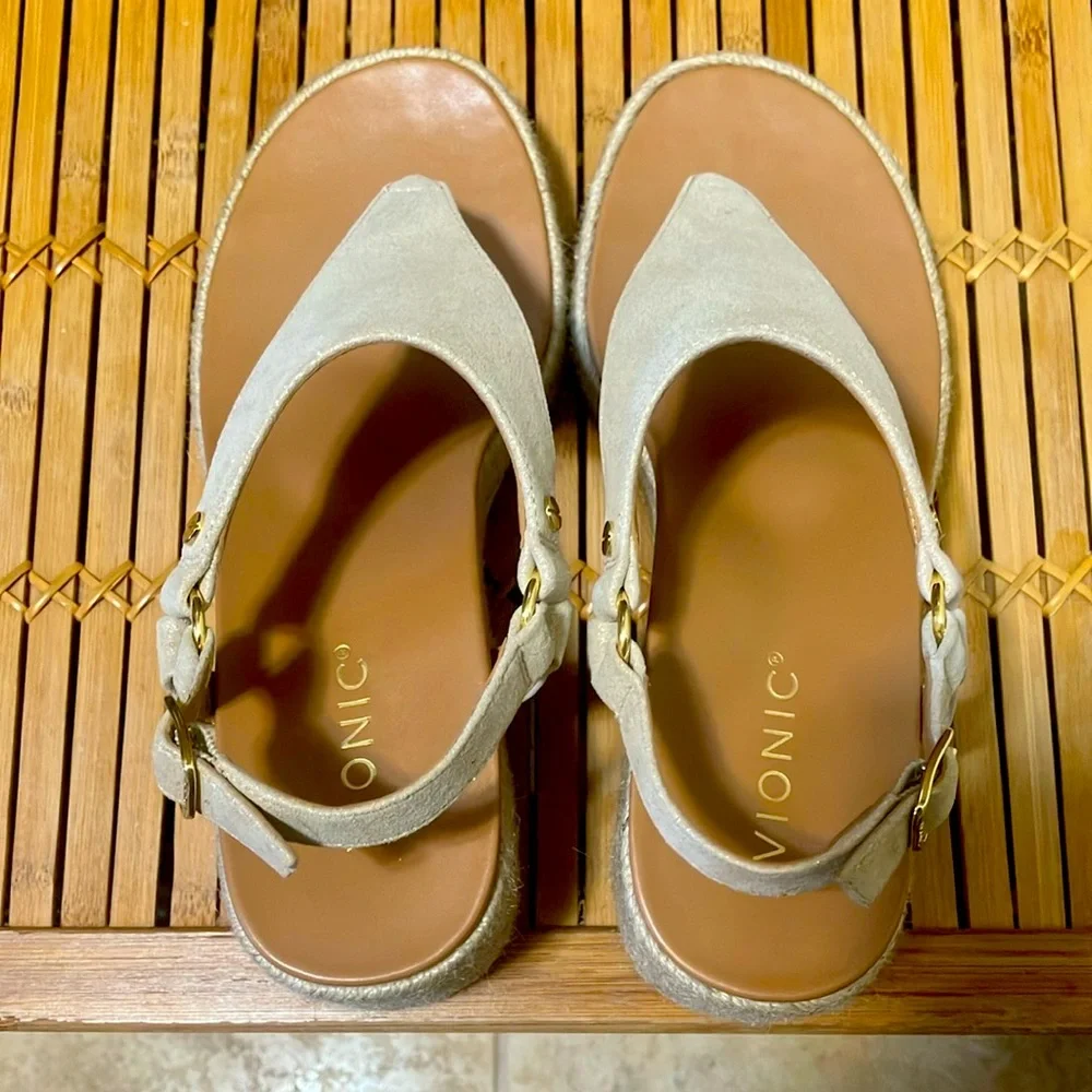👠💛Vionic Kirra Gold Metallic Orthotic Espadrille Style Wedge Dress Shoes Sz 8
